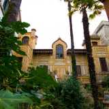 La villa dall�architettura eclettica con richiami allo stile moresco, presenta una struttura simmetrica ad eccezione delle tue torri laterali di diversa forma